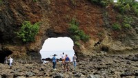 Foto: Pantai Pintu Kota bisa dibilang adalah ikonnya Kota Ambon. Dinamakan pintu kota karena ada lubang besar yang menganga di gugusan karangnya (Fadhil/detikTravel)