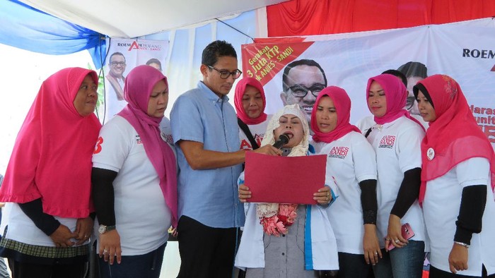 Sandiaga Naikkan Pangkat Relawan yang Sukses Galang Dukungan di RT