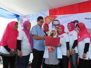 Sandiaga Naikkan Pangkat Relawan yang Sukses Galang Dukungan di RT