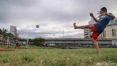 Manfaatkan Lumpur Kering Sungai Kanal Banjir Barat