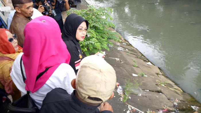 Kepada Sylviana, PKL di Trotoar Mengaku Bayar Sewa Hingga Rp 2 Juta