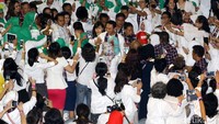 Ibu-ibu menyambut kedatangan Ahok dan Djarot.