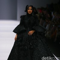 Koleksi Ayu Dyah Andari mengangkat tema The Swan di Jakarta Fashion Week 2017. Senayan City. Jakarta. [Foto: Mohammad Abduh/Wolipop]