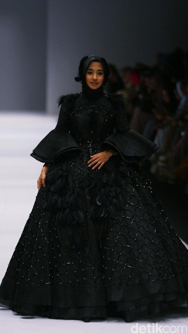 Koleksi Ayu Dyah Andari mengangkat tema The Swan di Jakarta Fashion Week 2017. Senayan City. Jakarta. [Foto: Mohammad Abduh/Wolipop]