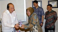 Beasiswa tersebut disalurkan melalui Pemerintah Kota Surabaya dan Institut Teknologi Sepuluh Nopember (ITS).