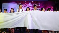 Tak hanya sungkem, prosesi pela gandong juga dilakukan oleh Ahok-Djarot dimana kain putih dibentangkan dan dipegang oleh semua orang yang terlibat sebagai simbol persaudaraan dan persatuan umat beragama.