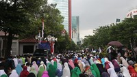 Ini penampakan sejumlah umat Islam saat melaksanakan salat Zuhur.