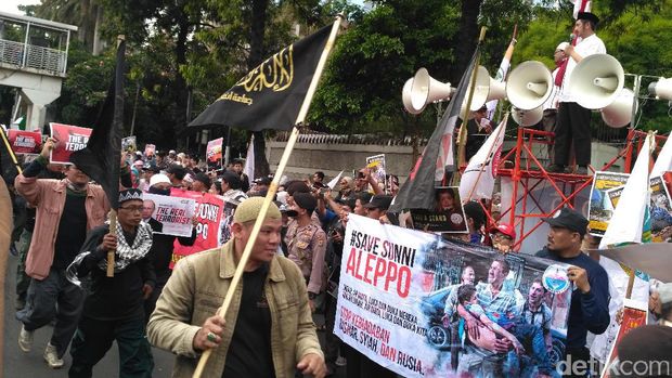 Massa Lakukan Aksi Solidaritas untuk Aleppo di Depan Kedubes Rusia