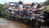 Jejeran rumah di bantaran Sungai Ciliwung.