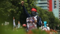 Massa yang tergabung dalam aksi Gema 212 ini melakukan aksi demonstrasi di depan pagar Kedubes Rusia, pukul 10.30 WIB.