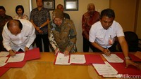 Founder Mayapada group dan Co-Chair Tahir Foundation Dato Sri Tahir, Walikota Surabaya Tri Rismaharini, dan Vice Rector for Research Innovation and Partnership ITS Ketut Buda Artana saat penandatanganan MoU di Mayapada Tower, Jakarta, Senin, 19/12/2016.