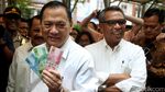 Gubernur BI Belanja Pakai Uang Rupiah Baru