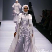Koleksi Ayu Dyah Andari mengangkat tema The Swan di Jakarta Fashion Week 2017. Senayan City. Jakarta. [Foto: Mohammad Abduh/Wolipop]