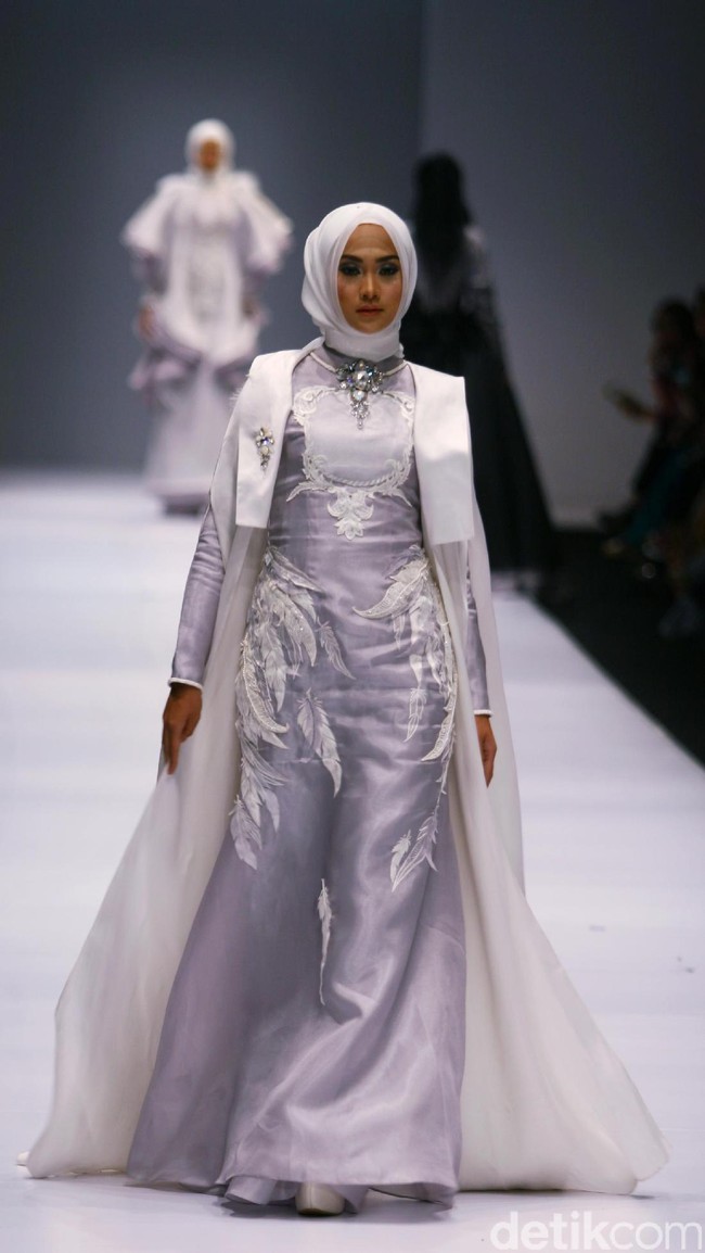 Koleksi Ayu Dyah Andari mengangkat tema The Swan di Jakarta Fashion Week 2017. Senayan City. Jakarta. [Foto: Mohammad Abduh/Wolipop]