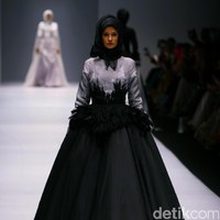 Koleksi Ayu Dyah Andari mengangkat tema The Swan di Jakarta Fashion Week 2017. Senayan City. Jakarta. [Foto: Mohammad Abduh/Wolipop]