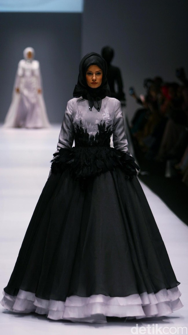 Koleksi Ayu Dyah Andari mengangkat tema The Swan di Jakarta Fashion Week 2017. Senayan City. Jakarta. [Foto: Mohammad Abduh/Wolipop]