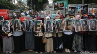 Mereka melakukan aksi demo sebagai bentuk solidaritas terhadap korban pengeboman Aleppo, Suriah.