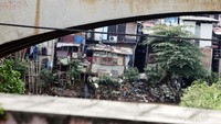Bantaran Sungai Ciliwung terlihat kumuh.