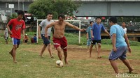 Tidak hanya anak-anak, orang dewasa pun ikut bermain bola.