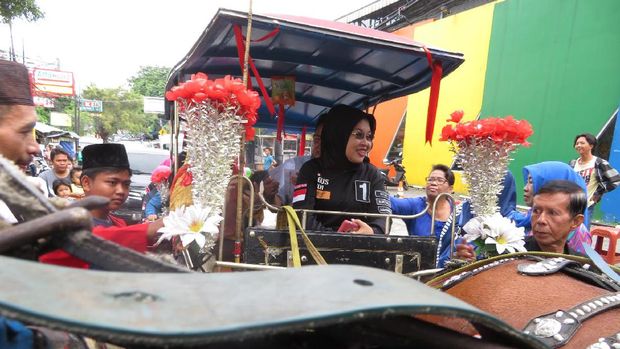 Sapa Warga Kemanggisan, Sylviana Naik Delman dan Berpantun Ria