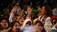 Sontak, momen tersebut langsung membuat sejumlah pendukung terhanyut dalam rasa haru.