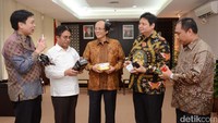 Menteri Perindustrian Airlangga Hartarto berbincang dengan Chairman GarudaFood Group Sudhamek AWS (tengah) disaksikan (dari kiri) CEO GarudaFood Group Hardianto Atmadja, Dirjen Industri Agro Kementerian Perindustrian Panggah Susanto, dan CEO Suntory Garuda Beverage Fransiskus Johny Sugiarto seusai melakukan pertemuan di Kementerian Perindustrian, Jakarta, Senin (19/12/2016).
