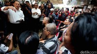 Agus Martowardojo menunjukkan uang rupiah baru kepada pengunjung Blok M Square.