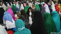 Walaupun cuaca gerimis, tak menyurutkan niat umat Islam untuk melaksanakan salat Zuhur.