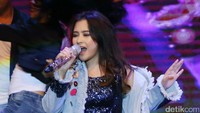 Pesinetron berusia 20 tahun itu tampil dengan jaket jeans dan dress hitam. Pool/Palevi S/detikFoto.