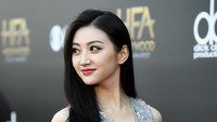 Melengkapi penampilannya, Jing Tian pun menggunakan cincin, hingga gelang yang membuatnya tampak mempesona. Frazer Harrison/Getty Images for DCP/detikFoto.