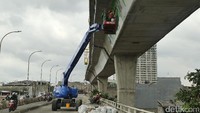 Dibutuhkan alat khusus untuk mengecet di beton dengan ketinggian sekitar 5 meter.