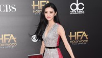 Aktris berusia 28 tahun ini tampak elegan dalam balutan dress berwarna abu-abu merah. Jason Merritt/Getty Images/detikFoto.