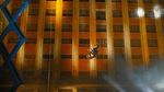 Jangan Ditiru! Menantang Maut Lewat Aksi Leap of Faith