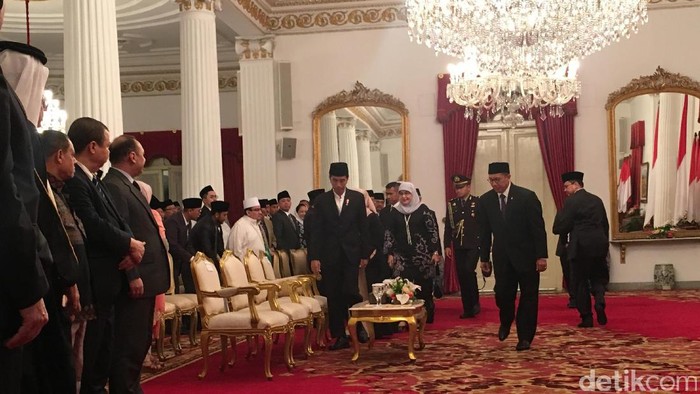 Jokowi Peringati Maulid Nabi Bersama Menteri, Dubes dan Pelajar di Istana