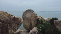 Di sekitar pantai, berdiri kokoh batuan granit raksasa bak dinding batu pelindung. Traveler bisa naik hingga ke atas batu ini, tapi tetap perlu berhati-hati (Niken/detikTravel)