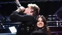 Wanita kelahiran Kuba itupun kembali merilis single bersama rapper Machine Gun Kelly pada akhir Oktober lalu. Theo Wargo/Getty Images for iHeart/detikFoto.