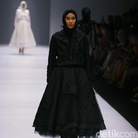 Koleksi Ayu Dyah Andari mengangkat tema The Swan di Jakarta Fashion Week 2017. Senayan City. Jakarta. [Foto: Mohammad Abduh/Wolipop]