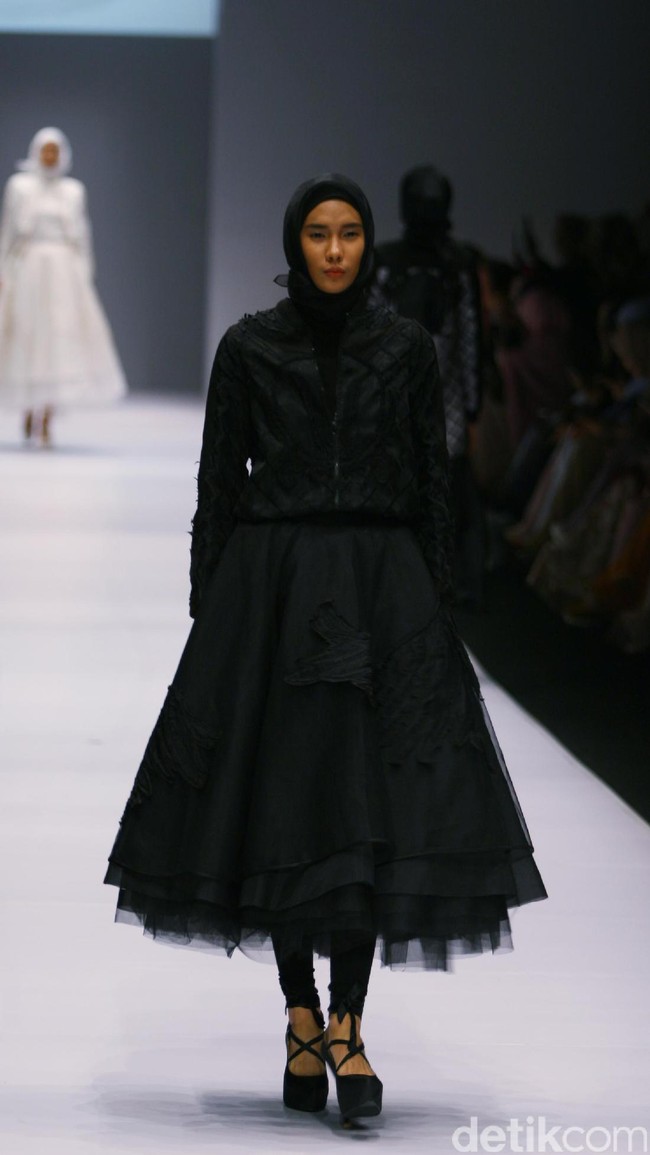 Koleksi Ayu Dyah Andari mengangkat tema The Swan di Jakarta Fashion Week 2017. Senayan City. Jakarta. [Foto: Mohammad Abduh/Wolipop]