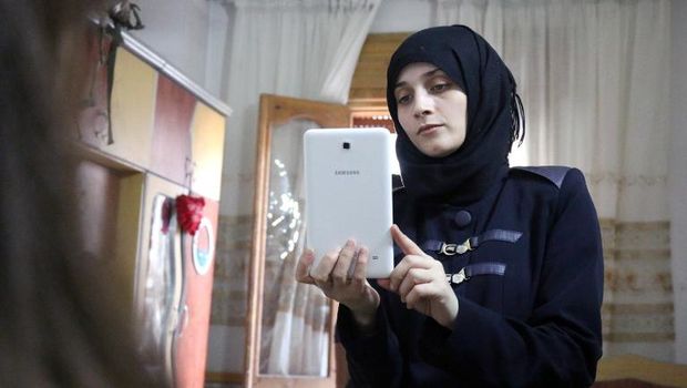 Bana dibantu ibundanya, Fatemah, dalam memposting foto dan video di Twitter -- foto tertanggal 12 Oktober lalu