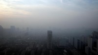 Pemerintah China secara resmi telah mengeluarkan lima hari peringatan merah polusi udara terburuk sejak Jumat 16 Desember 2016 hingga 21 Desember 2016. REUTERS/Jason Lee.