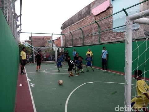Lapangan futsal usai diresmikan Wali Kota Risma
