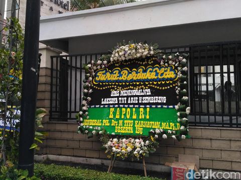 Karangan Bunga Berjejer, Pelayat Berdatangan ke Rumah Duka Wakasal