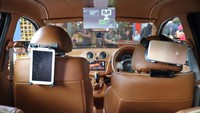 Tomi sang modifikator menggunakan teknik airbrush untuk melukis bagian eksterior mobilnya. Keseluruhan mobil ini dikerjakan selama satu bulan.Foto: Dina Rayanti