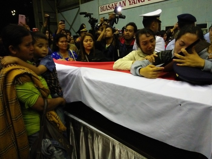 Isak Tangis Keluarga Pecah Sambut 13 Jenazah Korban Hercules Jatuh