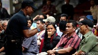 Penukaran rupiah baru ini mendapat penjagaan dari polisi. Tampak seorang polisi sedang memberikan penjelasan kepada warga yang sedang mengantre.