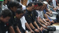 Aksi damai tersebut dilakukan sebagai bentuk solidaritas terhadap korban pengeboman Aleppo.