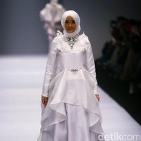 Koleksi Ayu Dyah Andari mengangkat tema The Swan di Jakarta Fashion Week 2017. Senayan City. Jakarta. [Foto: Mohammad Abduh/Wolipop]