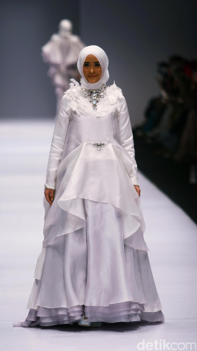Koleksi Ayu Dyah Andari mengangkat tema The Swan di Jakarta Fashion Week 2017. Senayan City. Jakarta. [Foto: Mohammad Abduh/Wolipop]