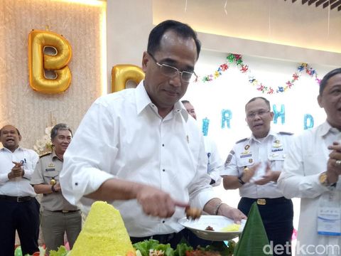Surprise, Menhub Dapat Tumpeng Ultah Saat Blusukan ke Makassar