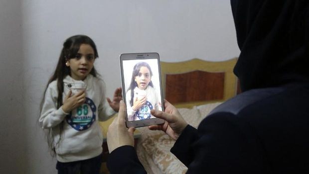 Bana dibantu ibundanya, Fatemah, dalam memposting foto dan video di Twitter -- foto tertanggal 12 Oktober lalu